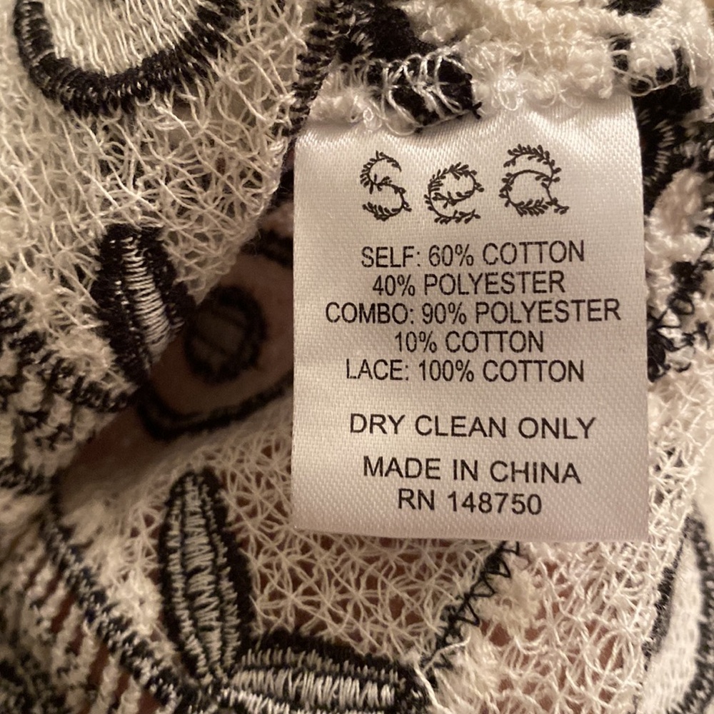 SEA NEW YORK
Lace Pattern Bateau Neckline Crop Top Size 2 - Picture 4 of 9